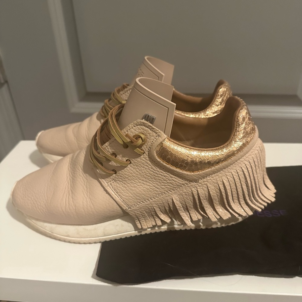 Ease Ut Esse Fringe Sneakers